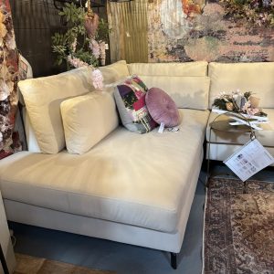 Beige, fluweel stof Victoria  20 is geïmpregneerd van de BRIK Group model Texas met Alpnonse leg lounge deel lounge long island met rug kussens 2.20 lang en 1.20 diep met gratis lende kussens zwarte ijzeren poot  ( op voorraad ) v1 g