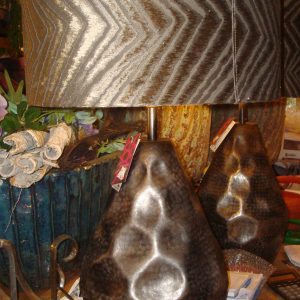 zilver zwart metaal, Light & Living,  bewerkt, hand werk , hoogte 48, breedte 30, Lampenvoet/  lees sfeer Tafellamp/ lamp op voet  (op voorraad) V2