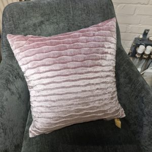 Roze kussen 40x40cm vierkant, Silvera, fluweel met golvende print, de achterkant hetzelfde, incl. binnen kussen (op voorraad) V1