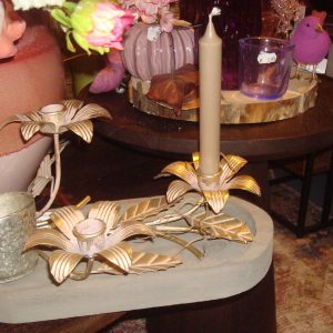 Pot en Mand PTMD, goud met roze bloemen kandelaar, 14 cm hoog 35cm breed en lengte 24 cm, prachtige kandelaar met 3 bloemen houders (op voorraad)  V2