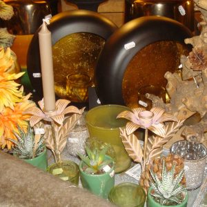 roze goud metaal, Pot en Mand PTMD,  bloemen kandelaar, 17 cm hoog 14cm breed en lengte 14 cm, prachtige kandelaar met 1 bloemen houder (op voorraad)  V1
