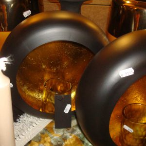 zwart met goud metaal, Pot en Mand PTMD, , 30x11x30, windlicht / kaarshouder / kandelaar / lantaarn hang ornament windlicht bloem pot plant vaas kan ook staand worden verwerkt n me, heeft een ophanghaakje dus kan ook aan de muur gehangen worden(op voorraad)  V1