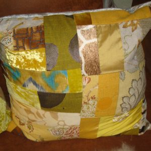 Geel oker gemêleerd kussen 60x60cm vierkant, Claudi M.M. Metamorphosis, achterkant zilver wit Handwerk patchwork uniek incl. binnen kussen (op voorraad) V1