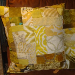 Geel oker gemêleerd kussen 60x60cm vierkant, Claudi M.M. Metamorphosis, achterkant beige taupe Handwerk patchwork uniek incl. binnen kussen (op voorraad) V1