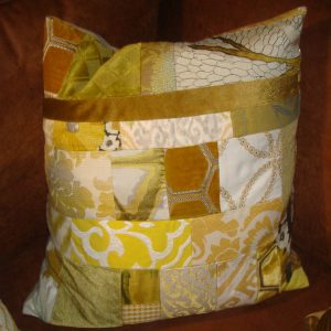 Geel oker gemêleerd kussen 60x60cm vierkant, Claudi M.M. Metamorphosis, achterkant beige taupe Handwerk patchwork uniek incl. binnen kussen (op voorraad) V1