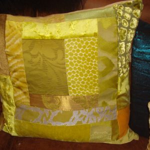 Geel groen gemêleerd kussen 60x60cm vierkant, Claudi M.M. Metamorphosis, achterkant beige Handwerk patchwork uniek incl. binnen kussen (op voorraad) V1