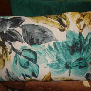 Geel aqua gemêleerd kussen met bladerend 40x60cm langwerpig, M.M. Metamorphosis, achterkant gelijk aan voorkant handgemaakt incl. binnen kussen (op voorraad) V1