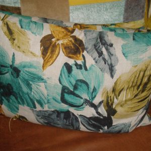 Geel aqua gemêleerd kussen met bladeren 40x60cm langwerpig, M.M. Metamorphosis, achterkant gelijk aan voorkant handgemaakt incl. binnen kussen (op voorraad) V1
