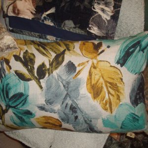 Geel aqua gemêleerd kussen met bladeren 40x60cm langwerpig, M.M. Metamorphosis, achterkant gelijk aan voorkant handgemaakt incl. binnen kussen (op voorraad) V1