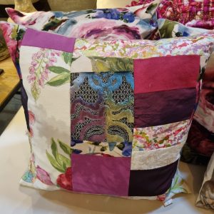 Roze bordeaux paars groen gemêleerd kussen 60x60cm vierkant, M.M. Metamorphosis, patchwork hand werk, de achterkant grijs zijden look, prijs incl. binnen kussen (op voorraad) V1