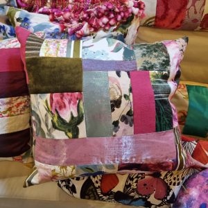 Roze bordeaux paars groen gemêleerd kussen 60x60cm vierkant, M.M. Metamorphosis, patchwork hand werk, de achterkant grijs zijden look, prijs incl. binnen kussen (op voorraad) V1