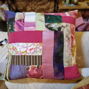 Roze bordeaux paars groen gemêleerd kussen 60x60cm vierkant, M.M. Metamorphosis, patchwork hand werk, de achterkant grijs zijden look, prijs incl. binnen kussen (op voorraad) V1