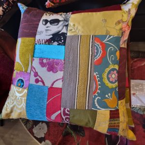 Rood geel blauw gemêleerd kussen 60x60cm vierkant, M.M. Metamorphosis, patchwork handwerk, de achterkant beige met gele bladeren, incl. binnen kussen (op voorraad) V1