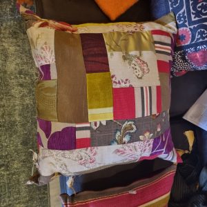Rood, paars groen patchwork kussen 60x60cm vierkant, M.M. Metamorphosis, patchwork handwerk, de achterkant beige, incl. binnen kussen (op voorraad) V1