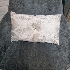 Beige kussen 30x45cm langwerpig, Silvera handwerk met bladeren, de achterkant grijs, incl. binnen kussen (op voorraad) V1