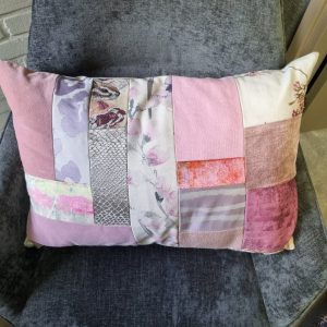 Roze kussen 40x60cm langwerpig, M.M. Metamorphosis, patchwork hand werk, de achterkant beige, prijs incl. binnen kussen (op voorraad) V1