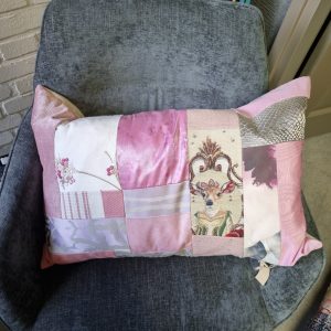 Roze kussen 40x60cm langwerpig, M.M. Metamorphosis, patchwork hand werk, de achterkant beige, prijs incl. binnen kussen (op voorraad) V1