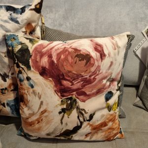 roze oker kussen 45×45cm vierkant, M.M. Metamorphosis, fluweel met rozen, achterkant beige met strepen, handwerk, incl. binnen kussen (op voorraad) V1