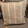 roze oker kussen 45×45cm vierkant, M.M. Metamorphosis, fluweel met rozen, achterkant beige met strepen, handwerk, incl. binnen kussen (op voorraad) V1 - Afbeelding 2