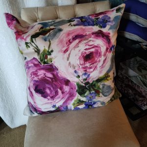 Roze paars gemêleerd kussen 60x60cm vierkant, M.M. Metamorphosis, fluweel met rozen, achterkant crème wit, handwerk, incl. binnen kussen (op voorraad) V1