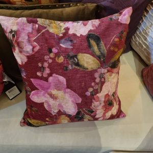 Rood bordeaux burgundy roze bloem kussen 50x50cm vierkant, M.M. Metamorphosis, fluweel, hand werk, de achterkant taupe, prijs incl. binnen kussen (op voorraad) V1