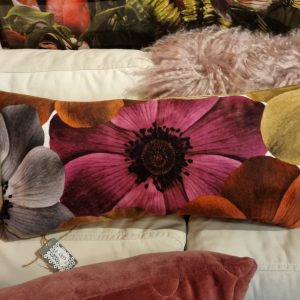 roze oranje gemêleerd kussen 30x60cm langwerpig, M.M. Metamorphosis, fluweel met bloemen, handgemaakt, achterkant oker fluweel, incl. binnen kussen (op voorraad) V1