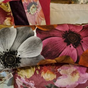 roze oranje gemêleerd kussen 30x60cm langwerpig, M.M. Metamorphosis, fluweel met bloemen, handgemaakt, achterkant oker fluweel, incl. binnen kussen, (op voorraad) V1