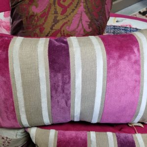 Roze paars beige stroken verticaal kussen 40x60cm langwerpig, M.M. Metamorphosis, fluweel hand werk, de achterkant roze, prijs incl. binnen kussen (op voorraad) V1
