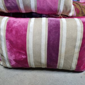 Roze paars beige stroken verticaal kussen 40x60cm langwerpig, M.M. Metamorphosis, fluweel hand werk, de achterkant roze, prijs incl. binnen kussen (op voorraad) V1