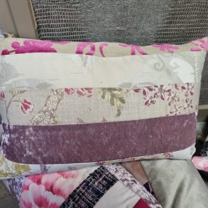 Roze paars beige stroken horizontaal kussen 40x60cm langwerpig, M.M. Metamorphosis, hand werk, de achterkant taupe, prijs incl. binnen kussen (op voorraad) V1