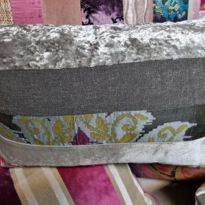 Roze zilver gemêleerd verticaal stroken kussen 40x60cm langwerpig, M.M. Metamorphosis, handwerk, achterkant wit, incl. binnen kussen (op voorraad) V1