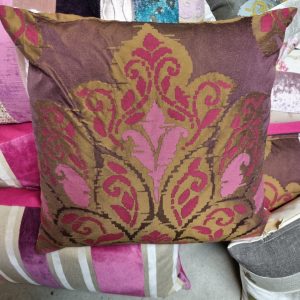 Roze rood bordeaux burgundy paars kussen 40x40cm vierkant, M.M. Metamorphosis, zijde look, hand werk, de achterkant roze fluweel, prijs incl. binnen kussen (op voorraad) V1
