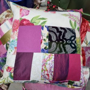 Roze paars gemêleerd kussen 60x60cm, M.M. Metamorphosis, patchwork hand werk, de achterkant beige zijden look, prijs incl. binnen kussen (op voorraad) V1