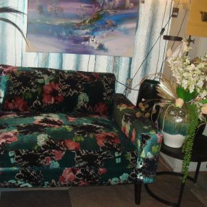 Groen, fluweel, stof Keymer Wonder 40, love seat fauteuil, 130 cm breed ,100 cm diep en 78 cm hoog, model Adele van Brik Group, met zwarte houten poten, (op voorraad) V0 g