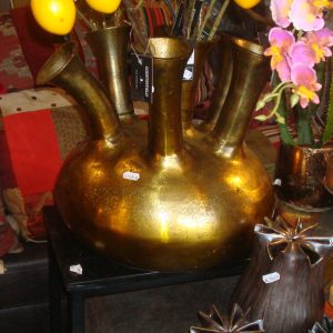 Brons goud. Diga Colmore, verouderde look, rond met 7 openingen ,bloemen vaas, metaal, vase w/7 mouth oval ALU RAW/GOLD  hoogte: 38 cm breedte: 40 cm lengte: 40 cm V1