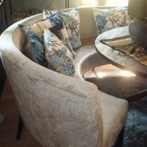 beige taupe, fluweel, stof Pansi 04, eetkamerbank / bank rond 2.50 meter lang, totale hoogte 92 cm, zithoogte 53 cm en zitdiepte 50 cm, kan bv bij een tafel van 1.50 meter, model Richard van Dimondi by Teugra, met zwart houten poot (op voorraad) V1 g
