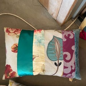 Rood paars turquoise patchwork verticaal handwerk incl. binnen kussen 40x60cm langwerpig, M.M. Metamorphosis, de achterkant bruin oranje zijden look, prijs incl. binnen kussen (op voorraad) V1