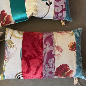 Rood paars turquoise patchwork handwerkverticaal incl binnen kussen 40x60cm langwerpig, M.M. Metamorphosis, de achterkant bruin oranje zijden look, prijs incl. binnen kussen (op voorraad) V1