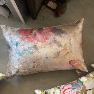 Roze kussen 30x50cm langwerpig, Silvera, print bloemen met glanzend linnen bijzonder en de achterkant grijs beige (op voorraad) V1