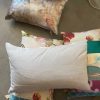 Roze kussen 40x60cm langwerpig, M.M. Metamorphosis, patchwork hand werk, de achterkant beige, prijs incl. binnen kussen (op voorraad) V1 - Afbeelding 2
