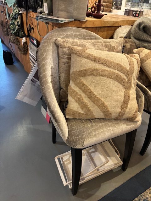 Beige, glans fluwelen stof, eetkamerstoel / stoel Jonas, van Dimondi by Teugra, 60 cm breed, hoogte 87 cm, zithoogte 48 cm en zitdiepte 48 cm, stof: Croco 906, houten zwarte poot, Speciale prijs -10% (op voorraad) V2 - Afbeelding 4