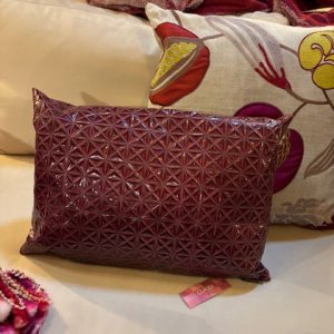 roze nep leer kussen 30x45cm langwerpig, M.M. Metamorphosis, met patroon, achterkant hetzelfde, incl. binnen kussen, (op voorraad) V4