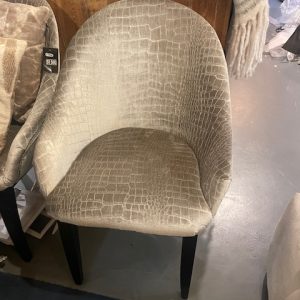 Beige, glans fluwelen stof, eetkamerstoel / stoel Jonas, van Dimondi by Teugra, 60 cm breed, hoogte 87 cm, zithoogte 48 cm en zitdiepte 48 cm, stof: Croco 906, houten zwarte poot, Speciale prijs -10% (op voorraad) V2