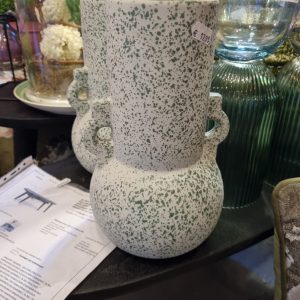 groen creme aardewerk, Ter Steege,  sierlijk mat  bloemen vaas plant pot met oortjes aan de zijkant, 26cm hoog, doorsnede boven is 10cm en doorsnede bolling is 16cm, (op voorraad) V3