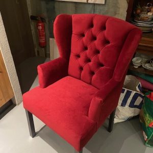 BRIK Group, rood / hard roze fluweel uitstraling goed afneembeer eetkamerstoel Elise met arm en capiton in de rug en zwarte houten poot  V0