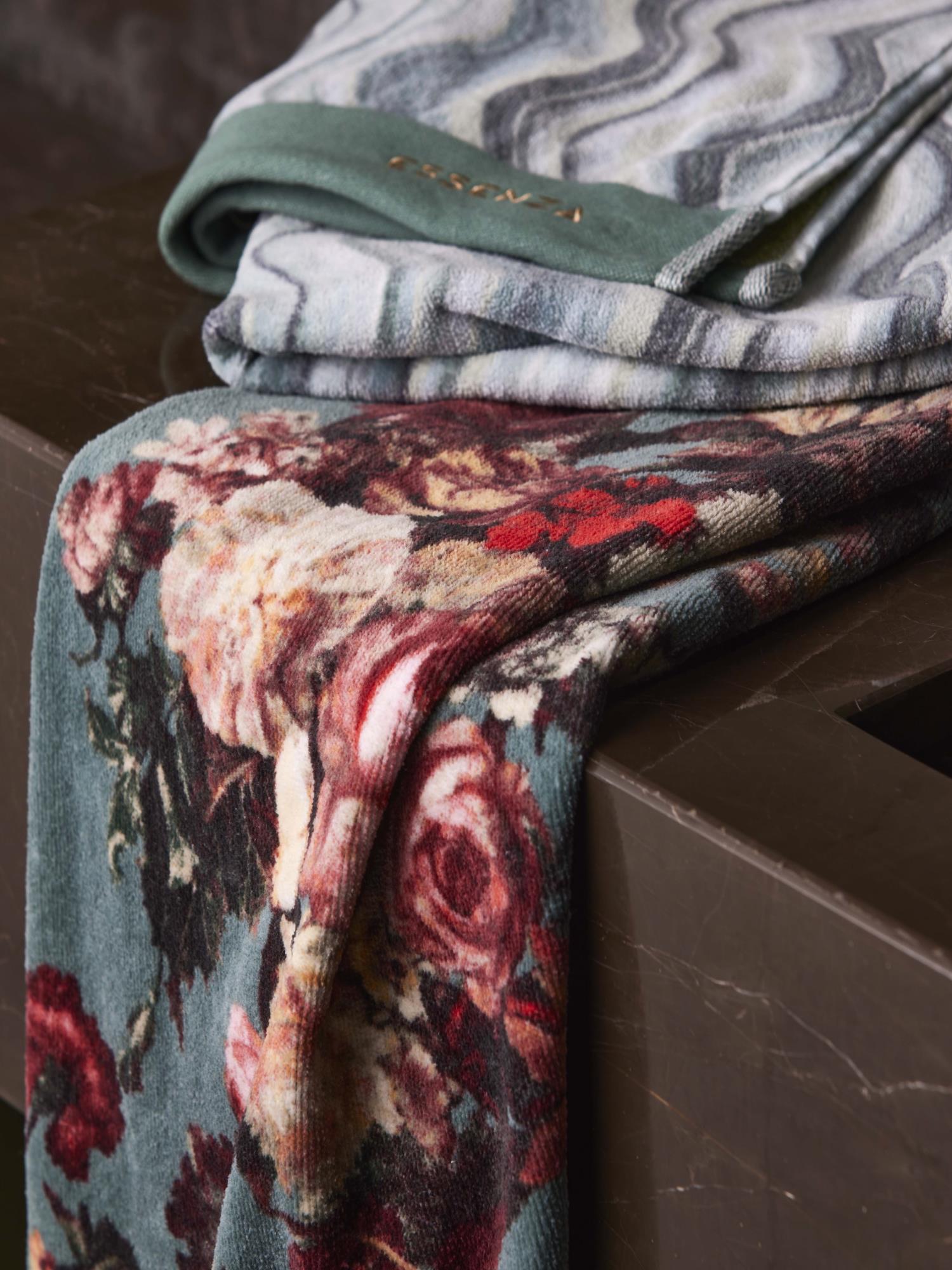 Essenza, groen met bloemen, Karli, handdoek / towel reef green 70 cm x 140 cm ( op voorraad) V1 - Afbeelding 2