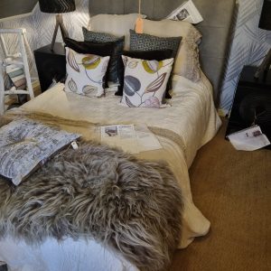 Polypreen, grijs leer look stof, afneembaar 65 jeep grey, Madison bed/ledikant (exclusief matras en lattenbodem), hoofbord Calais met capiton stiksel 1.20hx1.40bx7 m-14cmdikte, 2 zijpanelen van 24 cm hoog en 207 cm lang, voeteneind paneel van 24 hoog en 126 lang,  4 zwarte houten poten, 2 extra hoekpoten zwart ijzer en een midden poot, diverse stof keuze en maatvoeringen (op voorraad) V1