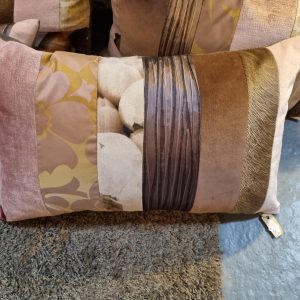 Roze oker stroken verticaal kussen 40x60cm langwerpig, M.M. Metamorphosis, hand werk, de achterkant taupe met glitter, prijs incl. binnen kussen (op voorraad) V1