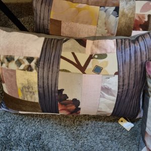 Roze oker kussen 40x60cm langwerpig, M.M. Metamorphosis, Patchwork hand werk, de achterkant taupe met glitter, prijs incl. binnen kussen (op voorraad) V1