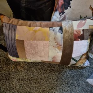 Roze oker kussen 40x60cm langwerpig, M.M. Metamorphosis, Patchwork hand werk, de achterkant taupe met glitter, prijs incl. binnen kussen (op voorraad) V1